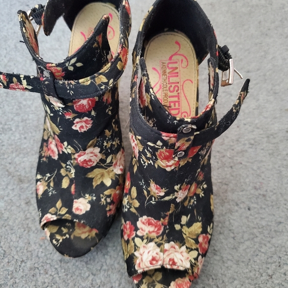 Floral Print Wedges - Picture 2 of 3
